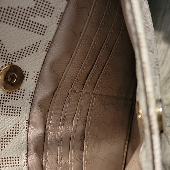 Used micheal kors purse - Picture 3 of 15